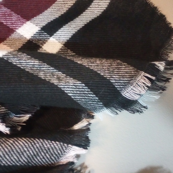 Modena Women's Poncho Sz OS Red Plaid Shawl Soft Cozy Relaxed Cold Fall Winter - Picture 3 of 5